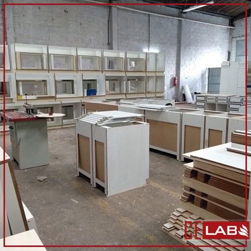 Fábrica de móveis para laboratório